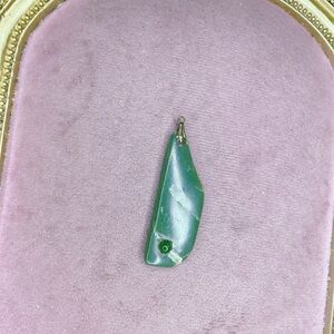 4175. Stone Green Pendant Vintage